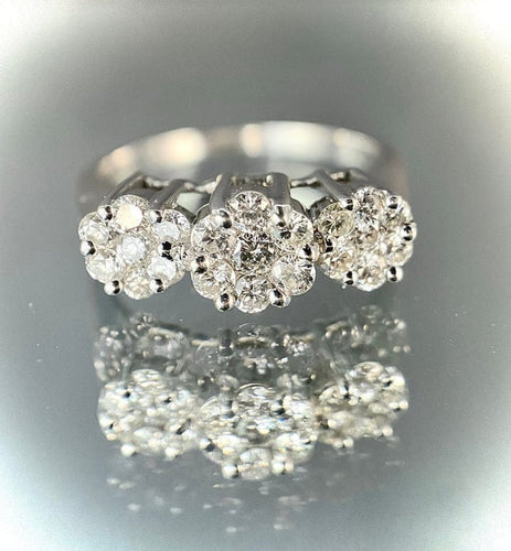 Bague 60 Bague trio de fleurs en or blanc 18 carats et diamants 58 Facettes