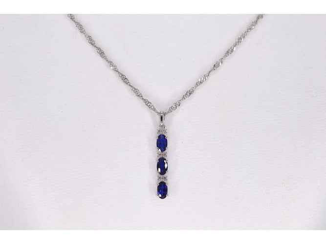Pendentif Pendentif en or blanc 14 carats avec diamants et saphir 58 Facettes 2136