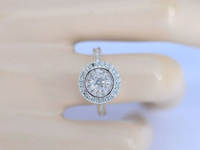 Bague 54 Bague d'entourage en or blanc 14 carats avec diamants 58 Facettes 2008