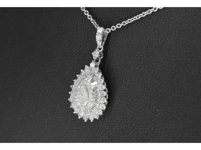 Pendentif Pendentif larme en or blanc avec diamants 58 Facettes 2056