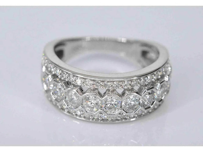 Bague 54 Bague pavée en or blanc 14 carats avec diamants 58 Facettes 2045