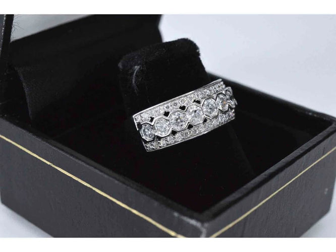 Bague 54 Bague pavée en or blanc 14 carats avec diamants 58 Facettes 2045