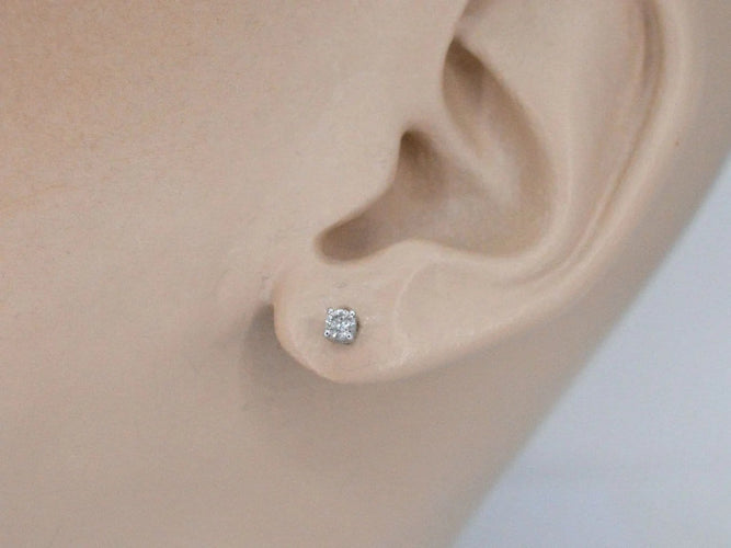 Boucles d'oreilles Boucles d’oreilles en or blanc 14 carats serties de diamants 58 Facettes 2268