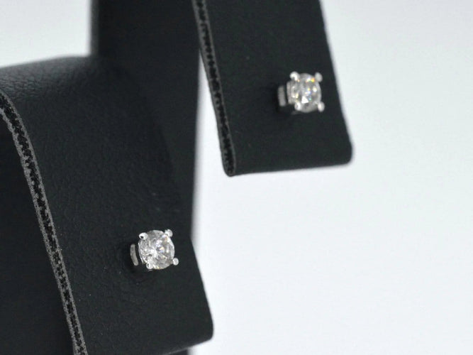 Boucles d'oreilles Boucles d’oreilles en or blanc 14 carats serties de diamants 58 Facettes 2268