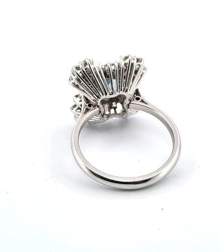Bague 57 Bague vintage en or blanc 18 carats avec aigue-marine et diamants 58 Facettes