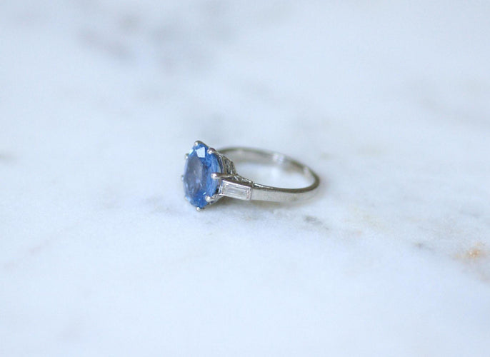 Bague 51 Art Déco - Bague en platine saphir de Ceylan et diamants baguette 58 Facettes