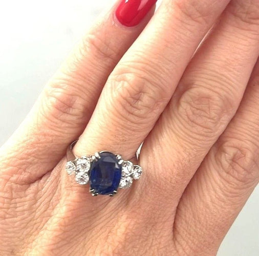 Bague 56 Bague en or blanc 18 carats avec saphir birman et diamants 58 Facettes