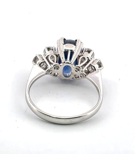 Bague 56 Bague en or blanc 18 carats avec saphir birman et diamants 58 Facettes