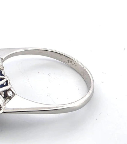 Bague 56 Bague en or blanc 18 carats avec saphir birman et diamants 58 Facettes