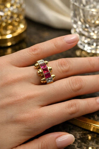 Bague 56 Bague Art déco chevalière en or jaune 18 carats, diamants et rubis 58 Facettes 50405