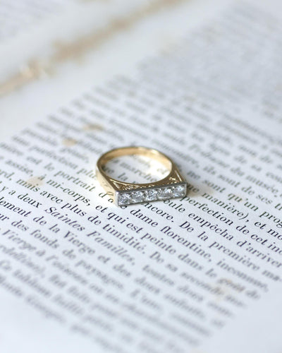 Bague 52 Bague Jarretière Art Déco en or jaune et blanc 18 kt, diamants 58 Facettes