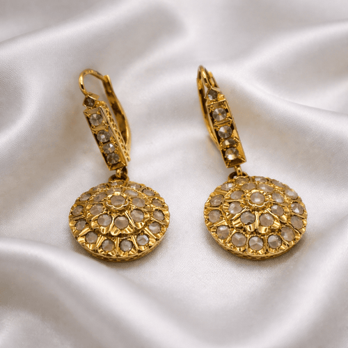 Boucles d'oreilles Style Art déco - Boucles d’oreilles pendantes en or jaune et saphirs incolores 58 Facettes 50180
