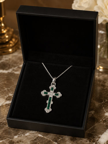 Anhänger in Kreuzform aus Gold, mit Smaragden und Diamanten 