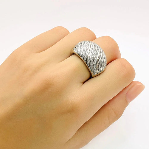 Bague 59 Bague ondulée en or blanc 18 carats avec diamants pavés et baguettes 58 Facettes 50299