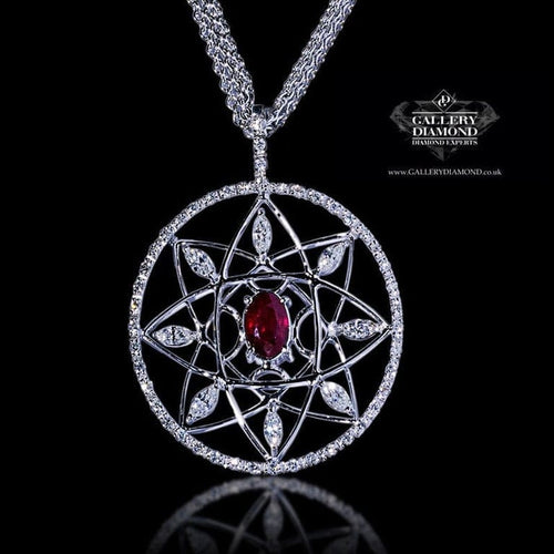 Pendentif Pendentif en or blanc 18 carats avec rubis ovale et diamants 58 Facettes PG-201047