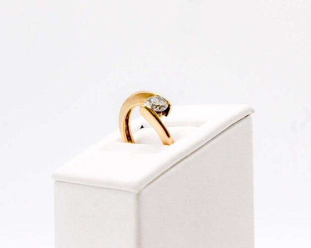 Bague 51 Alliance demi-lune croisée en or jaune 18 carats avec diamant 58 Facettes 240019