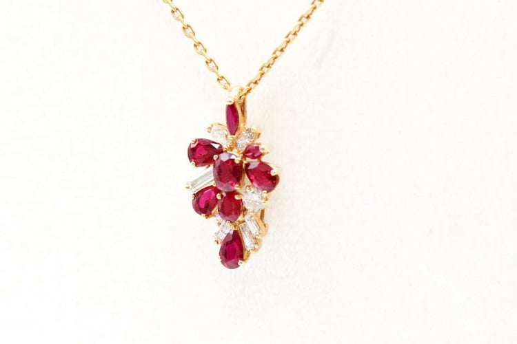 Pendentif Pendentif en or jaune 750 avec rubis et diamants 58 Facettes 250293