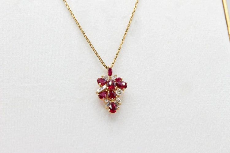 Pendentif Pendentif en or jaune 750 avec rubis et diamants 58 Facettes 250293
