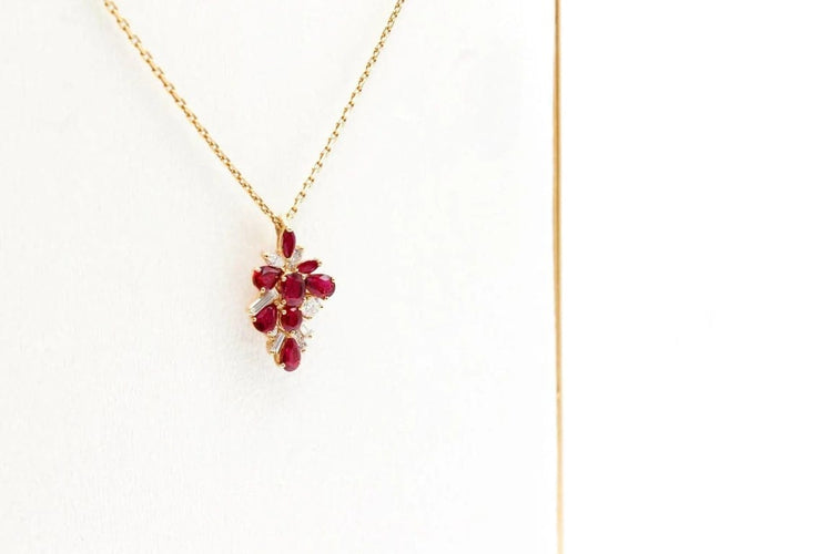 Pendentif Pendentif en or jaune 750 avec rubis et diamants 58 Facettes 250293
