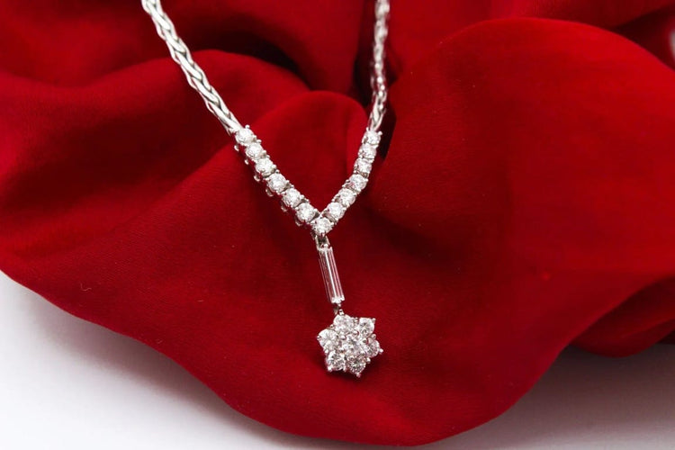 Collier Collier marguerite - Pendentif en or blanc 750 serti de diamants 58 Facettes 240108