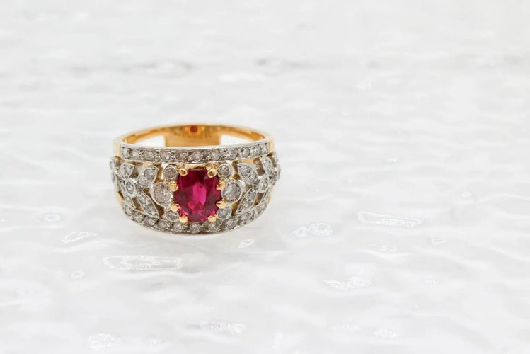 Bague 61 Bague large à motif floral en or jaune et platine, rubis et diamants 58 Facettes 250220