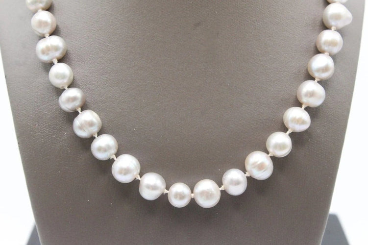 Collier Collier en or jaune et perles grises 58 Facettes 240134