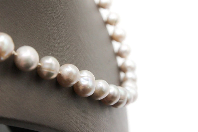 Collier Collier en or jaune et perles grises 58 Facettes 240134