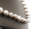 Collier Collier en or jaune et perles grises 58 Facettes 240134