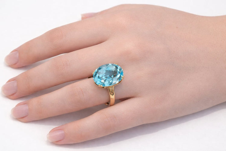 Bague 53 Bague vintage en or jaune 18 carats sertie d’une topaze bleue 58 Facettes
