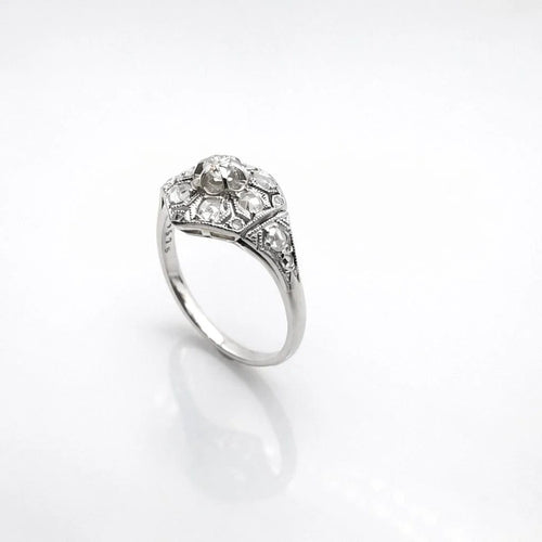 Bague 54 Bague ancienne années 1940 en or blanc 18 carats et platine, diamants 58 Facettes