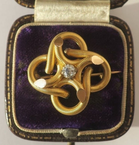 Broche Broche ancienne quadrilobée en or jaune 18 carats et diamant 58 Facettes