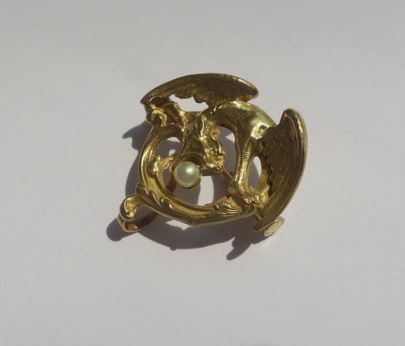 Broche Broche chimère en or jaune 18 carats et perle 58 Facettes