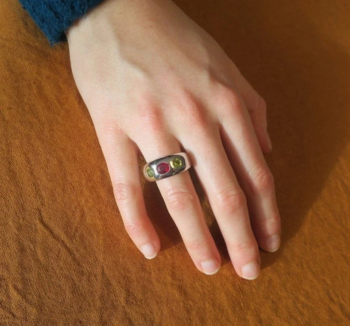 Bague 57 Bague jonc en or blanc 18 carats rubis et péridots 58 Facettes