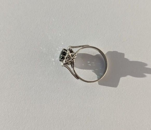 Bague 55 Bague Pompadour saphir vert et diamants en or blanc 18 carats 58 Facettes