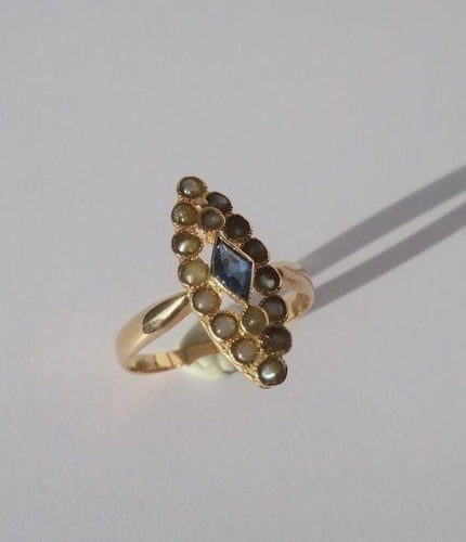 Bague 55 Bague marquise en or rose, saphir synthétique et perles 58 Facettes