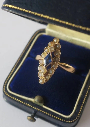 Bague 55 Bague marquise en or rose, saphir synthétique et perles 58 Facettes
