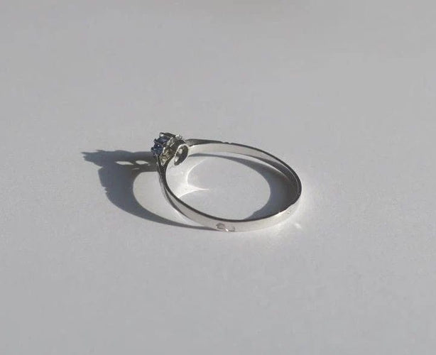Bague 52 Bague solitaire saphir en or blanc et platine 58 Facettes