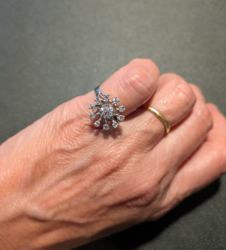 Bague 51 Bague marguerite en or blanc, platine et diamants 58 Facettes