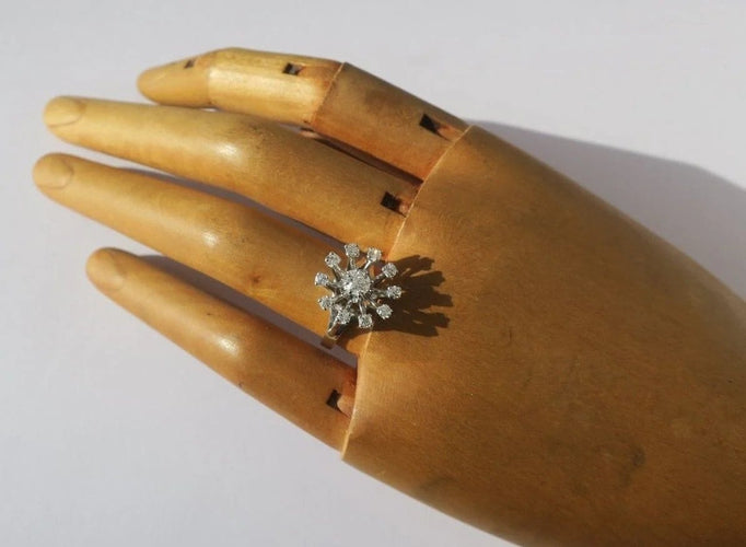 Bague 51 Bague marguerite en or blanc, platine et diamants 58 Facettes
