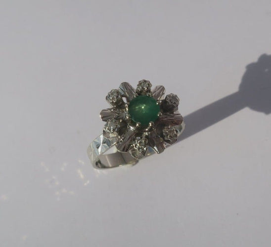 Bague 54 Bague Pompadour en or blanc, émeraude et diamants 58 Facettes