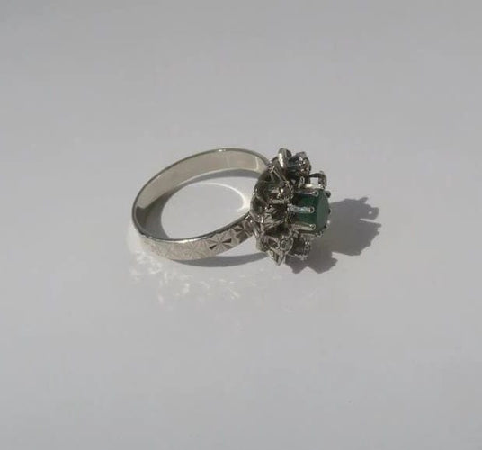 Bague 54 Bague Pompadour en or blanc, émeraude et diamants 58 Facettes