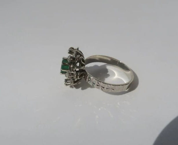 Bague 54 Bague Pompadour en or blanc, émeraude et diamants 58 Facettes