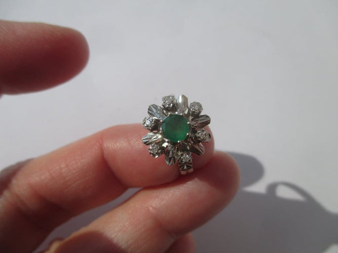 Bague 54 Bague Pompadour en or blanc, émeraude et diamants 58 Facettes
