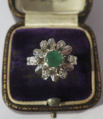 Bague 54 Bague Pompadour en or blanc, émeraude et diamants 58 Facettes