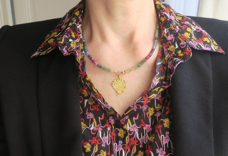 Collier Collier choker - Saphirs, rubis et émeraudes en or jaune 18 carats 58 Facettes