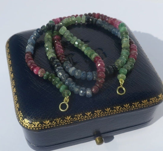 Collier Collier choker - Saphirs, rubis et émeraudes en or jaune 18 carats 58 Facettes
