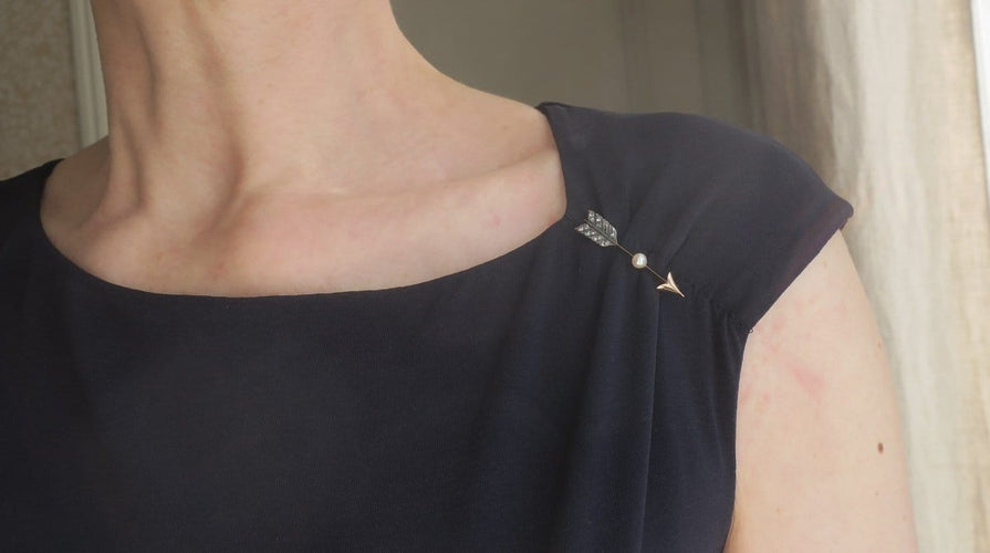 Broche Broche flèche en or rose 18 carats, perle fine et diamants 58 Facettes