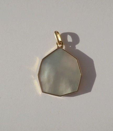 Pendentif GRUN - Médaille pendentif Art déco en or jaune 18 carats et nacre 58 Facettes