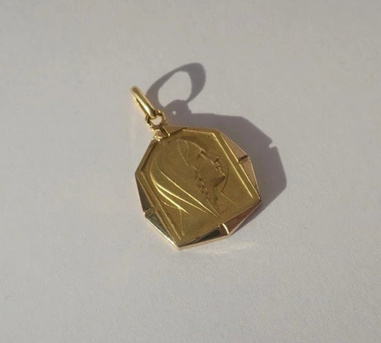 Pendentif GRUN - Médaille pendentif Art déco en or jaune 18 carats et nacre 58 Facettes