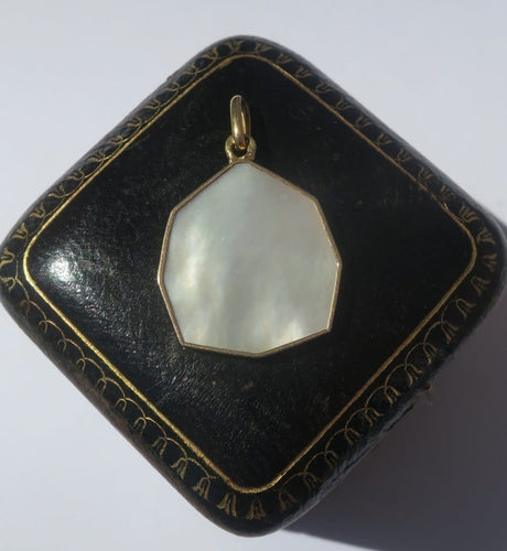 Pendentif GRUN - Médaille pendentif Art déco en or jaune 18 carats et nacre 58 Facettes